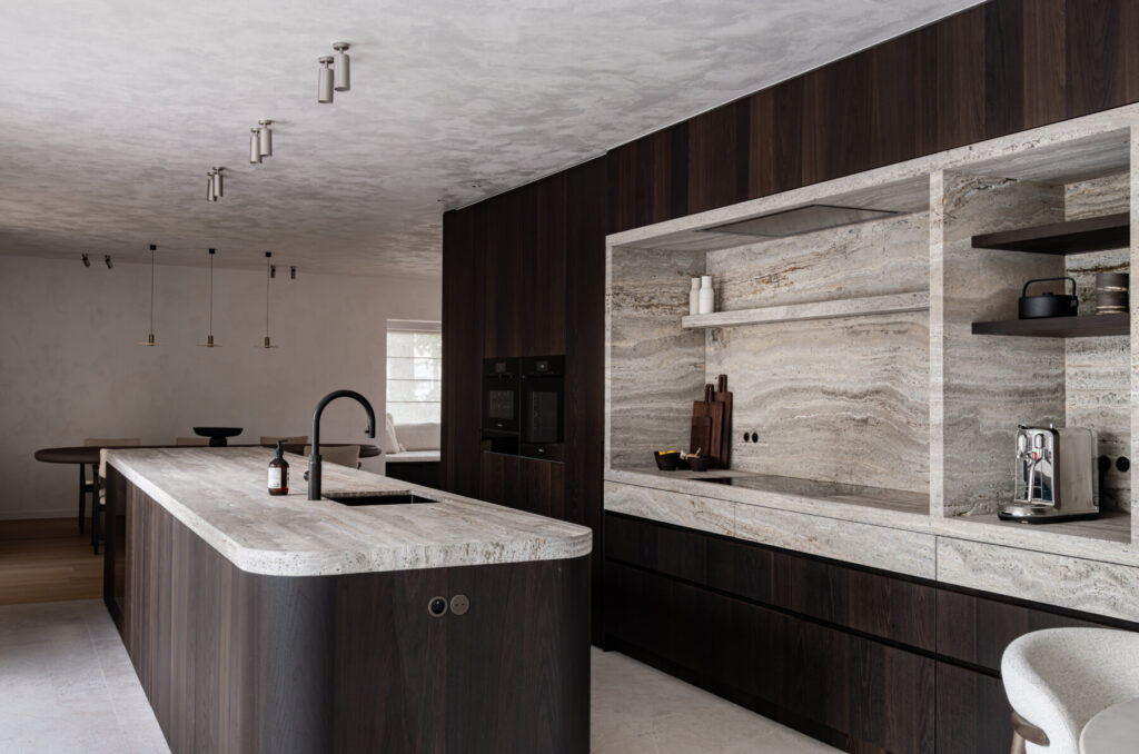 Zedreno keukens: keuken met eiland en bar